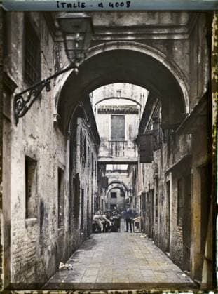 RECORD DATE NOT STATED Venice, Italy rue del paragon , 1912 - Balkans, Italy - Jean Brunhes and Auguste LÃ on - (October 13 - 27) (French - ï»¿Venise , Italie Rue del Parangon). Floor , RÃ verbere, rue , Quartier, Arc , Arcade , Arceau, Man, Habitat , architecture, human beings, Italy, Venice Copyright: xpiemagsx AKahnlpie020223-15739 !ACHTUNG AUFNAHMEDATUM GESCHÄTZT!