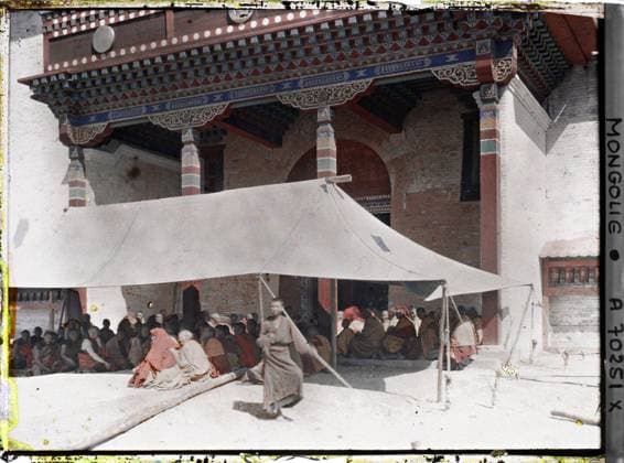 RECORD DATE NOT STATED Ourga, Mongolia of Lamas of all ranks assistant to prayer under the entrance porch of the Megjid-Janraiseg temple in the Gandantegchinlin monastery , 1913 - Mongolia - StÃ phane Passet - (July 6-25) (French - ï»¿Ourga , Mongolie Des lamas de tous rangs assistant Ã la priere sous le porche d™entrÃ e du temple Megjid-Janraiseg dans le monastere de Gandantegchinlin). Buddhism, costume, temple, Buddhism of Tibetan rite, bonzerie, tent, religious practice, crowd, monastery, prayer mill, religious or votive inscription, religious architecture, man, Religion, clothing, registration , information, housing , architecture, human beings Copyright: xpiemagsx AKahnlpie020223-1696 !ACHTUNG AUFNAHMEDATUM GESCHÄTZT!