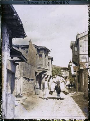 RECORD DATE NOT STATED Constantinople (current Istanbul), Turkey a man leading a mule heavily loaded in a street in a popular district , 1912 - Turkey - StÃ phane Passet - (September) (French - ï»¿Constantinople ( actuelle Istanbul ) , Turquie Un homme menant un mulet lourdement chargÃ dans une rue d un quartier populaire). Animal transport, real animal, exists in high definition, housing, street scene, street , neighborhood, ane, barrier , palisade, man, Transport, animal, HD, housing , architecture, daily life, human beings Copyright: xpiemagsx AKahnlpie020223-5006 !ACHTUNG AUFNAHMEDATUM GESCHÄTZT!