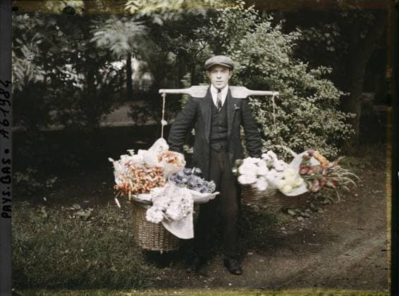 RECORD DATE NOT STATED Scheveningue, The Hague, Netherlands , 1929 - Netherlands - StÃ phane Passet - (August 17-31) (French - ï»¿Scheveningue , La Haye , Pays-Bas). Portage, work scene, itinerant commerce, portrait, flower, man, Transport, daily life, economic activity, human beings, Holland, Scheveningue, a flower merchant Copyright: xpiemagsx AKahnlpie020223-17782 !ACHTUNG AUFNAHMEDATUM GESCHÄTZT!