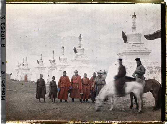 RECORD DATE NOT STATED Ourga, Mongolia a group of lamas near Stupa s wall which marks the limits of Gandan to the west and north , 1913 - Mongolia - StÃ phane Passet - (July 6-25) (French - ï»¿Ourga , Mongolie Un groupe de lamas pres du Â« mur Â» de stupa qui marque les limites de Gandan Ã l™ouest et au nord). Animal transport, horse, rider, religious habit, real animal, costume, yurt, Buddhism of Tibetan rite, tent, funeral architecture, child, group portrait, equidated, awning, religious architecture, man, Transport, clothing, animal, religion, housing , architecture, human beings Copyright: xpiemagsx AKahnlpie020223-1701 !ACHTUNG AUFNAHMEDATUM GESCHÄTZT!