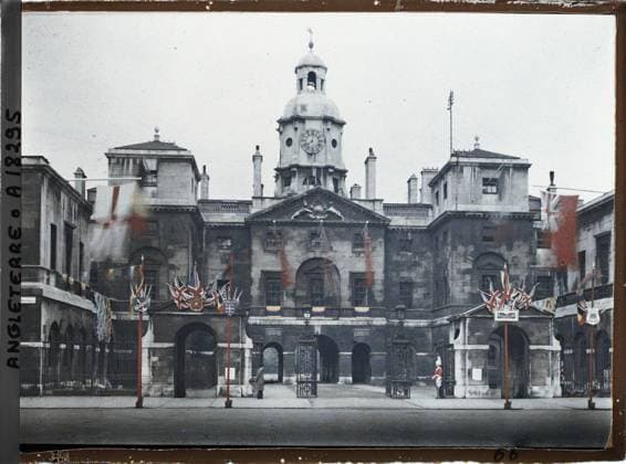 RECORD DATE NOT STATED London, England The Horse Guards barracks on the Whitehall , 1919 - England - Fernand Cuville - (July 18-23) (French - ï»¿Londres , Angleterre La caserne des Horse Guards sur le Whitehall). Military uniform, clock, bell tower, commemoration, street , neighborhood, flag, army, Clothing, First World War, Habitat , Architecture, Society, England, London, the Horse Guards barracks on the Whitehall Copyright: xpiemagsx AKahnlpie020223-3246 !ACHTUNG AUFNAHMEDATUM GESCHÄTZT!