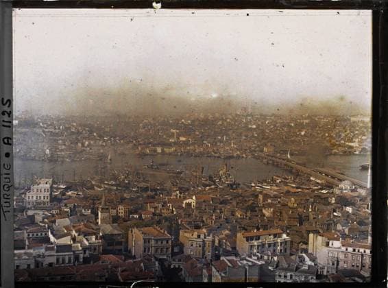 RECORD DATE NOT STATED Constantinople (current Istanbul), Turkey the golden horn taken from the galata tower towards the commercial port , 1912 - Turkey - StÃ phane Passet - (September) (French - ï»¿Constantinople ( actuelle Istanbul ) , Turquie La Corne d Or prise de la tour de Galata vers le port de commerce). River, civil engineering, bell tower, boat, port, agglomeration panorama, river , lake transport, bridge, bridge, Habitat , Architecture , Transport, Turkey, Constantinople, general view of the golden horn Copyright: xpiemagsx AKahnlpie020223-4935 !ACHTUNG AUFNAHMEDATUM GESCHÄTZT!