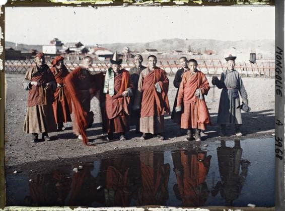 RECORD DATE NOT STATED Ourga, Mongolia of Lamas and a layman around the Yellow Palace , 1913 - Mongolia - StÃ phane Passet - (July 6-25) (French - ï»¿Ourga , Mongolie Des lamas et un laÃ¯c aux abords du palais Jaune). Costume, Tibetan rite Buddhism, exists in high definition, group portrait, man, Clothing, religion, HD, human beings, Ourga, group of lamas Copyright: xpiemagsx AKahnlpie020223-1581 !ACHTUNG AUFNAHMEDATUM GESCHÄTZT!