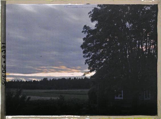 RECORD DATE NOT STATED Between Uppsala and Alvkarleby, Sweden gable of a house masked by a tree , 1910 - Voyage of Albert Kahn and Auguste LÃ on in Scandinavia - (August 9 - September 14) (French - ï»¿Entre Uppsala et Alvkarleby , Suede Pignon d une maison masquÃ e par un arbre). Landscape, sunset, Nature , Environment, Upsala road in Elfkarleo Copyright: xpiemagsx AKahnlpie020223-5134 !ACHTUNG AUFNAHMEDATUM GESCHÄTZT!