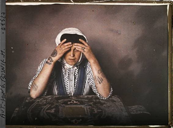 RECORD DATE NOT STATED Sarajevo, Bosnia and Herzegovina Tattoo of the arms of the Catholic woman , 1912 - Balkans, Italy - Jean Brunhes and Auguste LÃ on - (October 13 - 27) (French - ï»¿Sarajevo , Bosnie-HerzÃ govine Tatouage des bras de la femme catholique). Woman, Christianity, interior view, portrait, tattoo, hairstyle , headgear, Human beings, religion, housing , architecture, Bosnia, Sarajevo, Tattoo of the arms of the Catholic woman Copyright: xpiemagsx AKahnlpie020223-6360 !ACHTUNG AUFNAHMEDATUM GESCHÄTZT!