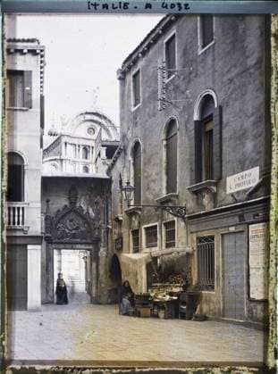 RECORD DATE NOT STATED Venice, Italy Portal of San Provolo Square , 1912 - Balkans, Italy - Jean Brunhes and Auguste LÃ on - (October 13 - 27) (French - ï»¿Venise , Italie Portail de la place San Provolo). Church, woman, itinerant trade, Christianity, bas-relief, flower, door, place, religious architecture, Human beings, economic activity, religion, housing , architecture, Italy, Venice Copyright: xpiemagsx AKahnlpie020223-16845 !ACHTUNG AUFNAHMEDATUM GESCHÄTZT!