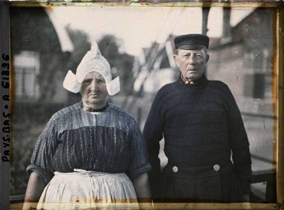 RECORD DATE NOT STATED Steendam, Netherlands A fisherman and his wife wearing the traditional costume , 1929 - Netherlands - StÃ phane Passet - (August 17-31) (French - ï»¿Volendam , Pays-Bas Un pÃªcheur et son Ã pouse portant le costume traditionnel). Woman, costume, portrait, fishing , sea trades, work clothing, hairstyle , headgear, man, Human beings, clothing, economic activity, Holland, steaper, fishermen s household Copyright: xpiemagsx AKahnlpie020223-17783 !ACHTUNG AUFNAHMEDATUM GESCHÄTZT!
