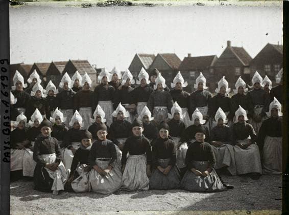 RECORD DATE NOT STATED Steendam, Netherlands the students of the Catholic School of Girls , 1929 - Netherlands - StÃ phane Passet - (August 17-31) (French - ï»¿Volendam , Pays-Bas Les Ã leves de l Ã cole catholique de filles). Costume, school establishment, Christianity, child, group portrait, school uniform, religious education, hairdressing , headgear, Clothing, teaching, religion, human beings, Holland, steals, the pupils of the Catholic School of Girls Copyright: xpiemagsx AKahnlpie020223-17794 !ACHTUNG AUFNAHMEDATUM GESCHÄTZT!