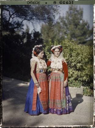 RECORD DATE NOT STATED Corfu, Greece Two corfootes in costume , 1913 - Balkans, Italy - Jean Brunhes and Auguste LÃ on - (September - October 23) (French - ï»¿Corfou , Grece Deux femmes Corfiotes en costume). Woman, party costume, costume, exists in high definition, embroidery, portrait, hairstyle , headgear, Human beings, clothing, HD, Greece, Corfu, two corfiotic women in costume Copyright: xpiemagsx AKahnlpie020223-2857 !ACHTUNG AUFNAHMEDATUM GESCHÄTZT!