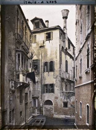 RECORD DATE NOT STATED Venice, Italy seen from Ponte San Provolo , 1912 - Balkans, Italy - Jean Brunhes and Auguste LÃ on - (October 13 - 27) (French - ï»¿Venise , Italie Vue prise depuis le ponte San Provolo). Canal, civil engineering, boat, home, balcony , loggia, bridge, Habitat , Architecture, Italy, Venice Copyright: xpiemagsx AKahnlpie020223-15741 !ACHTUNG AUFNAHMEDATUM GESCHÄTZT!