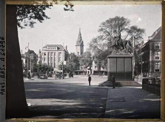 RECORD DATE NOT STATED The Hague, Netherlands the full or leidseplein, with the statue of Guillaume Le Taciturn on the right , 1929 - Netherlands - StÃ phane Passet - (August 17-31) (French - ï»¿La Haye , Pays-Bas Le Plein ou Leidseplein , avec la statue de Guillaume le Taciturne Ã droite). Political figure, sculpture, street , neighborhood, Personality, art, housing , architecture, Hollande, The Hague, the full (center of the city) statue of Guillaume le Taciturn Copyright: xpiemagsx AKahnlpie020223-17644 !ACHTUNG AUFNAHMEDATUM GESCHÄTZT!