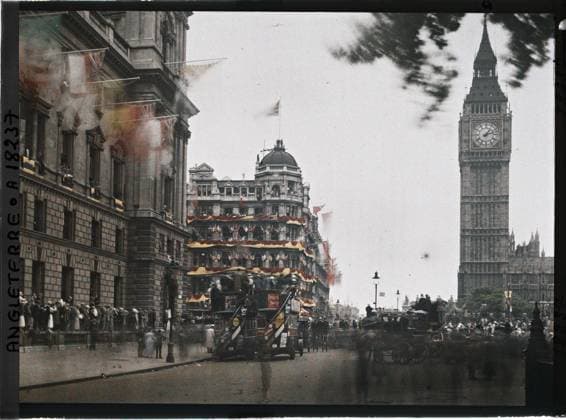 RECORD DATE NOT STATED London, England passage from the parade of troops allied to the crossing between Parliament Street and Bridge Street. On the right, the Westminster Palace clock tower , 1919 - England - Fernand Cuville - (July 18-23) (French - ï»¿Londres , Angleterre Passage du dÃ filÃ des troupes alliÃ es au croisement entre Parliament Street et Bridge Street. A droite , la tour de l Horloge du Palais de Westminster). Animal transport, military parade, car transport, tower, crowd, clock, public civil architecture, street , neighborhood, bus, flag, army, Transport, housing , architecture, company, England, London, at the angle of the Whitehall during the parade, on the left we see the Tower of Parliament (Westminster) Copyright: xpiemagsx AKahnlpie020223-3171 !ACHTUNG AUFNAHMEDATUM GESCHÄTZT!