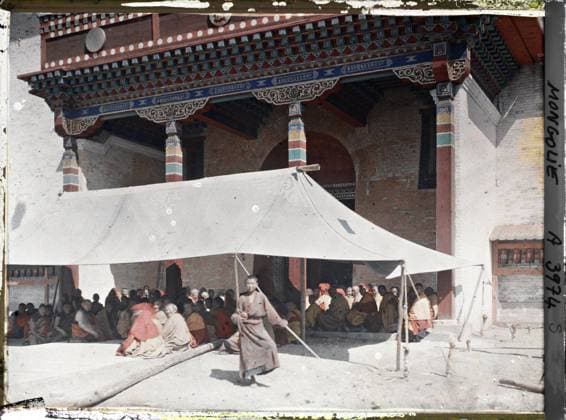 RECORD DATE NOT STATED Ourga, Mongolia a collective prayer in front of the entrance porch of the Megjid Janraiseg temple, Gandan monastery , 1913 - Mongolia - StÃ phane Passet - (July 6-25) (French - ï»¿Ourga , Mongolie Une priere collective devant le porche d™entrÃ e du temple Megjid janraiseg , monastere de Gandan). Buddhism, costume, temple, Buddhism of Tibetan rite, bonzerie, tent, exists in high definition, monastery, religious architecture, man, Religion, clothing, HD, housing , architecture, human beings, Ourga, Lamas in prayers at the Grand Temple Copyright: xpiemagsx AKahnlpie020223-1588 !ACHTUNG AUFNAHMEDATUM GESCHÄTZT!