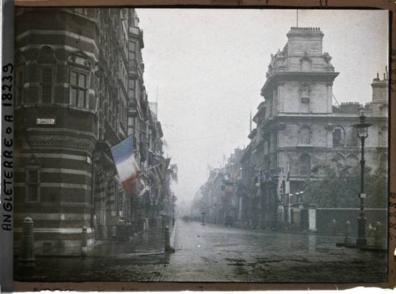 RECORD DATE NOT STATED London, England at the angle of Pall Mall and Saint James Street, not far from Saint James Palace , 1919 - England - Fernand Cuville - (July 18-23) (French - ï»¿Londres , Angleterre A l angle de Pall Mall et Saint James street , non loin de Saint James Palace). Floor , Reverbera, architectural inscription, rue , district, flag, palace , castle, Inscription , information , Habitat , Architecture, England, London, the Mall Pall in bad weather (Angle S. Jame S Str.) Sunday 20, 7 Copyright: xpiemagsx AKahnlpie020223-3176 !ACHTUNG AUFNAHMEDATUM GESCHÄTZT!