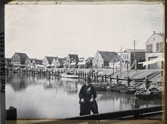 RECORD DATE NOT STATED Steendam, Netherlands the port, south side , 1929 - Netherlands - StÃ phane Passet - (August 17-31) (French - ï»¿Volendam , Pays-Bas Le port , cÃ tÃ sud). Sea , ocean, civil engineering, platform, boat, port, maritime transport, pier, agglomeration panorama, man, Habitat , architecture, transport, human beings, Holland, steaper, the south side port Copyright: xpiemagsx AKahnlpie020223-17719 !ACHTUNG AUFNAHMEDATUM GESCHÄTZT!