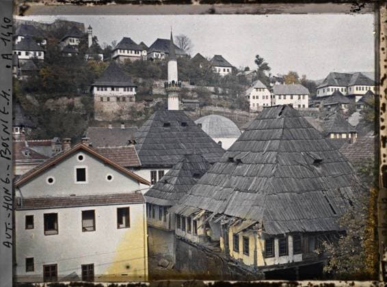 RECORD DATE NOT STATED Jajce, Bosnia-Herzegovina Le Kastell Fortress and mosque of Jajce seen from the hotel by Jean Brunhes and Auguste LÃ on , 1912 - Balkans, Italy - Jean Brunhes and Auguste LÃ on - (October 13 - 27) (French - ï»¿Jajce , Bosnie-HerzÃ govine Le Kastell forteresse et mosquÃ e de Jajce vue de l hÃ tel de Jean Brunhes et Auguste LÃ on ). Roof, Islam, minaret, home, street , neighborhood, religious architecture, Religion , Habitat , Architecture, Bosnia, Jajce, the Kastell and Mosque of Jajce View of the Hotel Copyright: xpiemagsx AKahnlpie020223-6293 !ACHTUNG AUFNAHMEDATUM GESCHÄTZT!