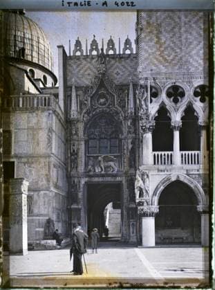 RECORD DATE NOT STATED Venice, Italy Palais des Doges, bore Della Carta , 1912 - Balkans, Italy - Jean Brunhes and Auguste LÃ on - (October 13 - 27) (French - ï»¿Venise , Italie Palais des Doges , Porta della Carta). Church, statue, animal represented , fantastic animal, Christianity, roof, staircase, sculpture, door, arc , arcade , arceau, lion, dome , dome, gallery, palace , castle, religious architecture, man, Animal, religion, art, housing , architecture, human beings, Italy, Venice, entrance to the Palais des Doges Copyright: xpiemagsx AKahnlpie020223-15754 !ACHTUNG AUFNAHMEDATUM GESCHÄTZT!