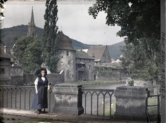 RECORD DATE NOT STATED Thann, Haut-Rhin, Alsace, Alsatian France on the bridge , 1917 - Alsace - Paul Castelnau (photographic section of the armies) - (June) (French - ï»¿Thann , Haut-Rhin , Alsace , France Alsacienne sur le pont). Woman, costume, civil engineering, portrait, front, bridge, Human beings, clothing, housing , architecture, First World War, France, Thann, Alsatian on the bridge Copyright: xpiemagsx AKahnlpie020223-13562 !ACHTUNG AUFNAHMEDATUM GESCHÄTZT!