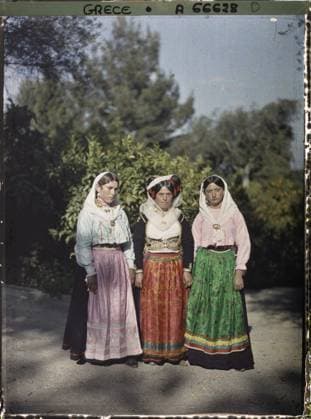 RECORD DATE NOT STATED Corfu, Greece Three Corfiotic women in costume , 1913 - Balkans, Italy - Jean Brunhes and Auguste LÃ on - (September - October 23) (French - ï»¿Corfou , Grece Trois femmes Corfiotes en costume). Woman, party costume, costume, exists in high definition, embroidery, group portrait, hairstyle , headgear, Human beings, clothing, HD, Greece, Corfu, three corfootes in costume Copyright: xpiemagsx AKahnlpie020223-1418 !ACHTUNG AUFNAHMEDATUM GESCHÄTZT!