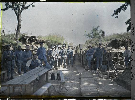 RECORD DATE NOT STATED Hirtzbach, Haut-Rhin, Alsace, first-line trench , 1917 - Alsace - Paul Castelnau (photographic section of the armies) - (June) (French - ï»¿Hirtzbach , Haut-Rhin , Alsace , France TranchÃ e de premiere ligne). Group portrait, prophylaxis, domestic life, forehead, trenches, hairy, Human beings, health, daily life, First World War, France, Hirtzbach, 1st Machine gun trench Copyright: xpiemagsx AKahnlpie020223-145 !ACHTUNG AUFNAHMEDATUM GESCHÄTZT!