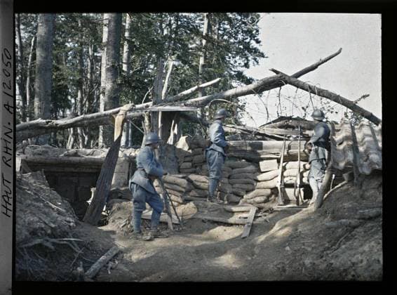RECORD DATE NOT STATED Hirtzbach, Haut-Rhin, Alsace, first-line trench: under observation , 1917 - Alsace - Paul Castelnau (photographic section of the armies) - (June) (French - ï»¿Hirtzbach , Haut-Rhin , Alsace , France TranchÃ e de premiere ligne : en observation). Work scene, forehead, trenches, weapon, hairy, Daily life, First World War, France, Hirtzbach, 1st line trench, under observation Copyright: xpiemagsx AKahnlpie020223-202 !ACHTUNG AUFNAHMEDATUM GESCHÄTZT!