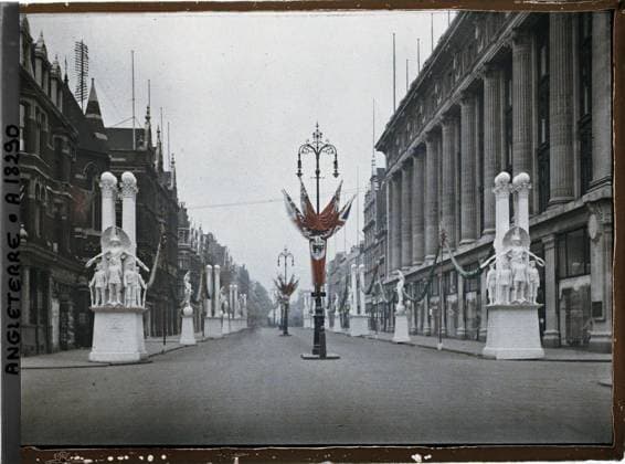 RECORD DATE NOT STATED London, England part of Oxford Street , 1919 - England - Fernand Cuville - (July 18-23) (French - ï»¿Londres , Angleterre Une partie d Oxford street). Floor , Reverbera, statue, sculpture, commemoration, street , neighborhood, flag, Art, First World War, Habitat , Architecture, England, London, Oxford Str. and the Selfridge department stores Copyright: xpiemagsx AKahnlpie020223-3240 !ACHTUNG AUFNAHMEDATUM GESCHÄTZT!