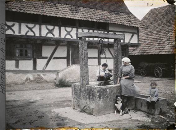 RECORD DATE NOT STATED Ballersdorf , Alsace , France Ballersdorf , 1917 - Alsace - Paul Castelnau (photographic section of the armies) - (June) (French - ï»¿Ballersdorf , Alsace , France Ballersdorf). Woman, dog, well, farm, child, rural life, home, agricultural equipment, front, half -timbered, Human beings, daily life, housing , architecture, First World War, Ballersdorf, Ballersdorf Copyright: xpiemagsx AKahnlpie020223-13469 !ACHTUNG AUFNAHMEDATUM GESCHÄTZT!
