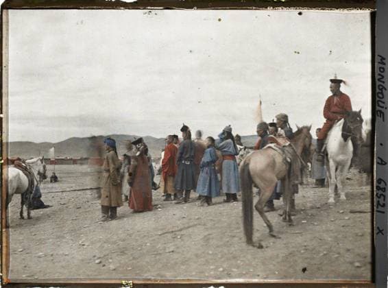RECORD DATE NOT STATED Ourga, Mongolia of spectators on the market square , 1913 - Mongolia - StÃ phane Passet - (July 6-25) (French - ï»¿Ourga , Mongolie Des spectateurs sur la place du marchÃ ). Horse, woman, costume, Tibetan rite Buddhism, crowd, exists in high definition, child, place, agglomeration panorama, man, army, Human beings, clothing, religion, HD, housing , architecture, society Copyright: xpiemagsx AKahnlpie020223-1662 !ACHTUNG AUFNAHMEDATUM GESCHÄTZT!