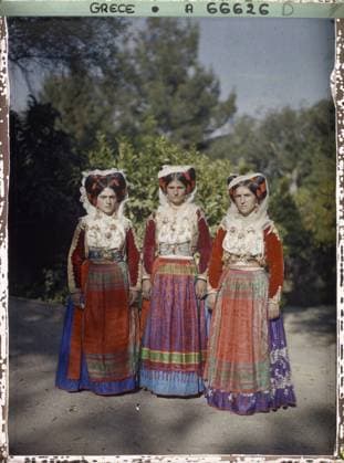 RECORD DATE NOT STATED Corfu, Greece Three Corfiotic women in costume , 1913 - Balkans, Italy - Jean Brunhes and Auguste LÃ on - (September - October 23) (French - ï»¿Corfou , Grece Trois femmes Corfiotes en costume). Woman, party costume, costume, exists in high definition, embroidery, group portrait, hairstyle , headgear, Human beings, clothing, HD, Greece, Corfu, three corfootes in costume Copyright: xpiemagsx AKahnlpie020223-1415 !ACHTUNG AUFNAHMEDATUM GESCHÄTZT!