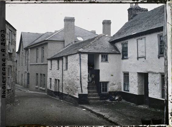 RECORD DATE NOT STATED Cornwall, England two children at the top of a house staircase , 1913 - England - Auguste LÃ on - (August 28 - September 3) (French - ï»¿Cornouailles , Angleterre Deux enfants en haut d un escalier d une maison). Snaufraged image, rue , Quartier, Habitat , Architecture, England Copyright: xpiemagsx AKahnlpie020223-3078 !ACHTUNG AUFNAHMEDATUM GESCHÄTZT!