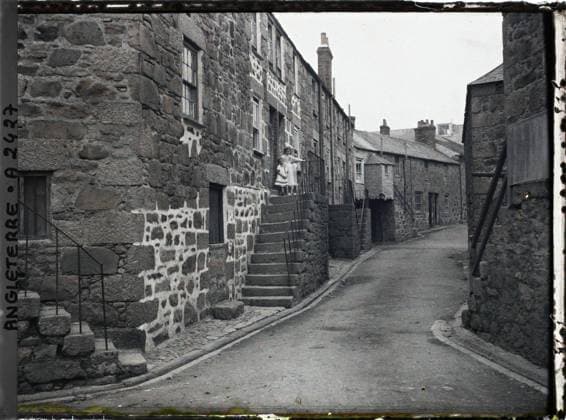 RECORD DATE NOT STATED St Ives, Cornwall, England a street , 1913 - England - Auguste LÃ on - (August 28 - September 3) (French - ï»¿St Ives , Cornouailles , Angleterre Une rue). Rue , Quarter, Habitat , Architecture, England Copyright: xpiemagsx AKahnlpie020223-3102 !ACHTUNG AUFNAHMEDATUM GESCHÄTZT!