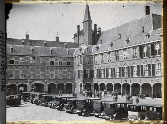 RECORD DATE NOT STATED The Hague, the Netherlands the Binnenhof Court and the buildings in which the conference is held , 1929 - Netherlands - StÃ phane Passet - (August 17-31) (French - ï»¿La Haye , Pays-Bas La cour du Binnenhof et les bÃ¢timents dans lesquels se tient la confÃ rence). Parliament, car transport, car, public civil architecture, diplomacy, administration, peace, repairs, Middle Ages, Court, Palais , ChÃ¢teau, Transport, housing , architecture, international relations, society, First World War, Art Copyright: xpiemagsx AKahnlpie020223-17823 !ACHTUNG AUFNAHMEDATUM GESCHÄTZT!