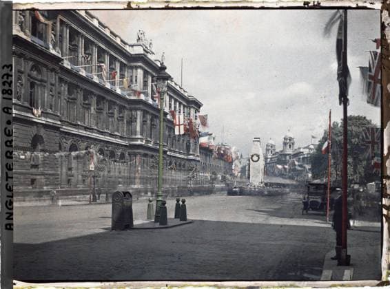 RECORD DATE NOT STATED London, England the cenotaph on Whitehall , 1919 - England - Fernand Cuville - (July 18-23) (French - ï»¿Londres , Angleterre Le cÃ notaphe sur Whitehall). Floor , Reverbera, car transport, car, funeral architecture, public civil architecture, commemoration, street , neighborhood, flag, Transport, Housing , Architecture, First World War, England, London, Whitehall, in the middle the cenotaph Copyright: xpiemagsx AKahnlpie020223-3224 !ACHTUNG AUFNAHMEDATUM GESCHÄTZT!