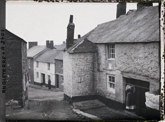 RECORD DATE NOT STATED Cornwall, England a neighborhood , 1913 - England - Auguste LÃ on - (August 28 - September 3) (French - ï»¿Cornouailles , Angleterre Un quartier). Wazy image, rural life, laundry, street , neighborhood, Daily life, Habitat , Architecture, England Copyright: xpiemagsx AKahnlpie020223-3356 !ACHTUNG AUFNAHMEDATUM GESCHÄTZT!