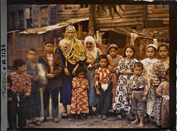 RECORD DATE NOT STATED Constantinople (current Istanbul), Turkey Group of Armenian women and children , 1912 - Turkey - StÃ phane Passet - (September) (French - ï»¿Constantinople ( actuelle Istanbul ) , Turquie Groupe de femmes et d enfants armÃ niens). Woman, costume, ethnic minority, Christianity, exists in high definition, child, group portrait, hairstyle , headgear, Human beings, clothing, society, religion, HD, Turkey, Constantinople, group of Armenians Copyright: xpiemagsx AKahnlpie020223-5017 !ACHTUNG AUFNAHMEDATUM GESCHÄTZT!