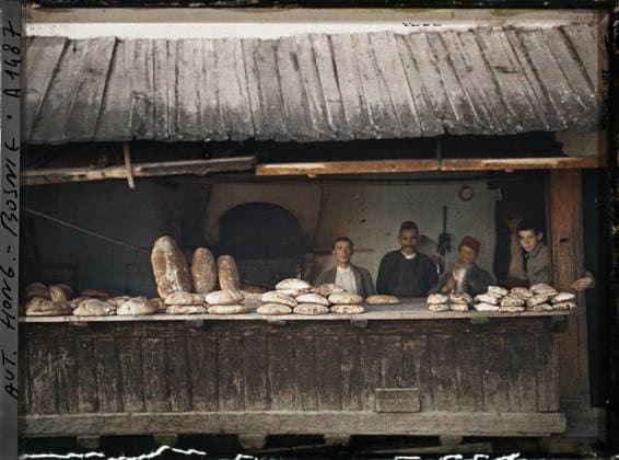 RECORD DATE NOT STATED Sarajevo, Bosnia and Herzegovina A bakery , 1912 - Balkans, Italy - Jean Brunhes and Auguste LÃ on - (October 13 - 27) (French - ï»¿Sarajevo , Bosnie-HerzÃ govine Une boulangerie). Shop , store, market , fair, food, window , display, bakery , pastry, men, Economic activity, daily life, human beings, Bosnia, Sarajevo, a bakery Copyright: xpiemagsx AKahnlpie020223-6330 !ACHTUNG AUFNAHMEDATUM GESCHÄTZT!