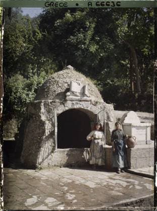 RECORD DATE NOT STATED Corfu, Greece Two corfoots women in La Fontaine , 1913 - Balkans, Italy - Jean Brunhes and Auguste LÃ on - (September - October 23) (French - ï»¿Corfou , Grece Deux femmes Corfiotes Ã la fontaine). Woman, work clothing, domestic object, domestic life, hydraulic installation, fountain, Human beings, clothing, daily life, habitat , architecture, Greece, Corfu, two corfootes in La Fontaine Copyright: xpiemagsx AKahnlpie020223-2861 !ACHTUNG AUFNAHMEDATUM GESCHÄTZT!