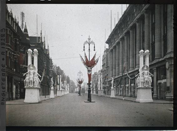 RECORD DATE NOT STATED London, England part of Oxford Street , 1919 - England - Fernand Cuville - (July 18-23) (French - ï»¿Londres , Angleterre Une partie d Oxfrod street). Floor , Reverbera, statue, sculpture, commemoration, street , neighborhood, flag, Art, First World War, Habitat , Architecture, England, London, Oxford Str. and the Selfridge department stores Copyright: xpiemagsx AKahnlpie020223-3241 !ACHTUNG AUFNAHMEDATUM GESCHÄTZT!