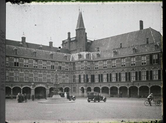 RECORD DATE NOT STATED The Hague, the Netherlands the Binnenhof Court and the buildings in which the conference is held , 1929 - Netherlands - StÃ phane Passet - (August 17-31) (French - ï»¿La Haye , Pays-Bas La cour du Binnenhof et les bÃ¢timents dans lesquels se tient la confÃ rence). Parliament, public civil architecture, diplomacy, administration, peace, repairs, Middle Ages, Court, Palais , ChÃ¢teau, Habitat , architecture, international relations, society, First World War, Art Copyright: xpiemagsx AKahnlpie020223-17825 !ACHTUNG AUFNAHMEDATUM GESCHÄTZT!