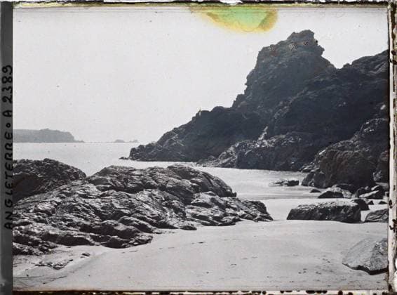 RECORD DATE NOT STATED Cornwall, England a beach , 1913 - England - Auguste LÃ on - (August 28 - September 3) (French - ï»¿Cornouailles , Angleterre Une plage). Sea , ocean, shipwrecked image, England Copyright: xpiemagsx AKahnlpie020223-3344 !ACHTUNG AUFNAHMEDATUM GESCHÄTZT!