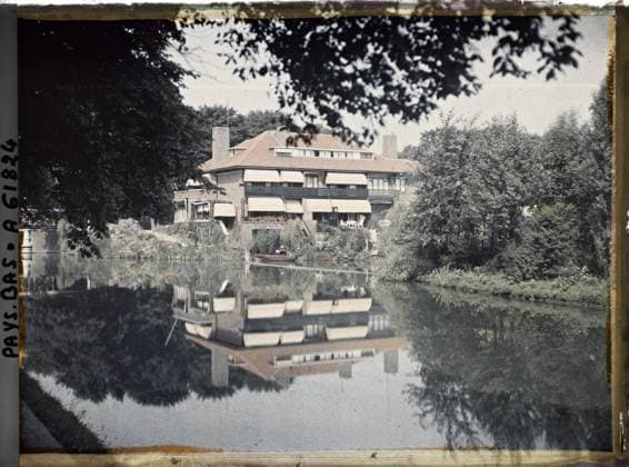 RECORD DATE NOT STATED Schevengue, The Hague, the Netherlands Hutdrown House , 1929 - Netherlands - StÃ phane Passet - (August 17-31) (French - ï»¿Scheveningue , La Haye , Pays-Bas Maison hollandaise). Canal, exists in high definition, home, hydrography, balcony , loggia, park , garden, HD, Habitat , Architecture, Nature , Environment, Holland, Schvenining, type of Dutch house Copyright: xpiemagsx AKahnlpie020223-17661 !ACHTUNG AUFNAHMEDATUM GESCHÄTZT!