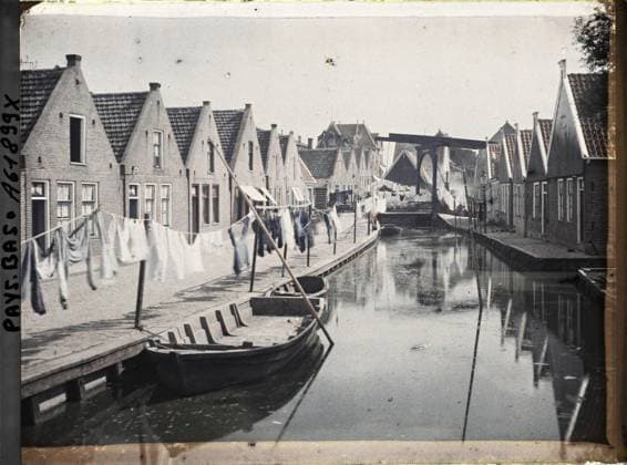 RECORD DATE NOT STATED Steendam, the Netherlands the Edammerweg bordered by the canal , 1929 - Netherlands - StÃ phane Passet - (August 17-31) (French - ï»¿Volendam , Pays-Bas L Edammerweg bordÃ par le canal). Canal, civil engineering, quay, boat, home, hydrography, domestic object, detergent, street , neighborhood, river , lake transport, bridge, bridge, Habitat , architecture, nature , environment, daily life, transport, Holland, steaper, a village corner Copyright: xpiemagsx AKahnlpie020223-17787 !ACHTUNG AUFNAHMEDATUM GESCHÄTZT!