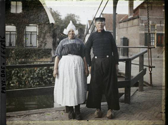 RECORD DATE NOT STATED Steendam, Netherlands A fisherman and his wife wearing the traditional costume , 1929 - Netherlands - StÃ phane Passet - (August 17-31) (French - ï»¿Volendam , Pays-Bas Un pÃªcheur et son Ã pouse portant le costume traditionnel). Woman, costume, portrait, fishing , sea trades, work clothing, street , neighborhood, hairdressing , headgear, man, Human beings, clothing, economic activity, housing , architecture, Holland, steaper, fishermen s household Copyright: xpiemagsx AKahnlpie020223-17784 !ACHTUNG AUFNAHMEDATUM GESCHÄTZT!
