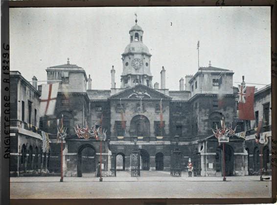 RECORD DATE NOT STATED London, England The Horse Guards barracks on the Whitehall , 1919 - England - Fernand Cuville - (July 18-23) (French - ï»¿Londres , Angleterre La caserne des Horse Guards sur le Whitehall). Military uniform, clock, bell tower, commemoration, street , neighborhood, flag, army, Clothing, First World War, Habitat , Architecture, Society, England, London, the Horse Guards barracks on the Whitehall Copyright: xpiemagsx AKahnlpie020223-3247 !ACHTUNG AUFNAHMEDATUM GESCHÄTZT!