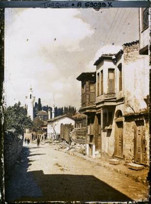 RECORD DATE NOT STATED Constantinople (current Istanbul), Turkey a street lined with hard and wooden houses, two small minarets in the background , 1912 - Turkey - StÃ phane Passet - (September) (French - ï»¿Constantinople ( actuelle Istanbul ) , Turquie Une rue bordÃ e de maisons en dur et en bois , deux petits minarets Ã l arriere plan). Minaret, home, moucharabieh, street , neighborhood, Habitat , Architecture Copyright: xpiemagsx AKahnlpie020223-5004 !ACHTUNG AUFNAHMEDATUM GESCHÄTZT!