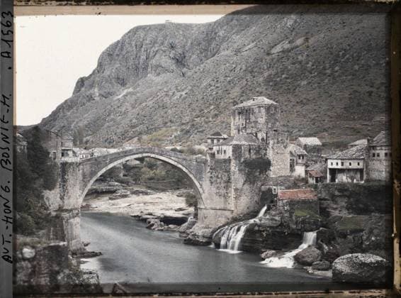 RECORD DATE NOT STATED Mostar, Bosnia and Herzegovina The old Mostar bridge , 1912 - Balkans, Italy - Jean Brunhes and Auguste LÃ on - (October 13 - 27) (French - ï»¿Mostar , Bosnie-HerzÃ govine Le vieux pont de Mostar). River, valley, civil engineering, hydrography, fortified architecture, medium age, fortifications, mosque, bridge, Habitat , architecture, nature , environment, art, Bosnia, Mostar, old bridge and narenta edges Copyright: xpiemagsx AKahnlpie020223-6390 !ACHTUNG AUFNAHMEDATUM GESCHÄTZT!
