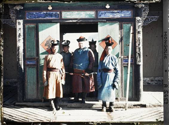 RECORD DATE NOT STATED Ourga, Mongolia Hermann Consten (?) In the company of officials from the Bogd Court , 1913 - Mongolia - StÃ phane Passet - (July 6-25) (French - ï»¿Ourga , Mongolie Hermann Consten ( ? ) en compagnie de fonctionnaires de la cour du Bogd Khan). Political figure, personality of the nobility, military personality, costume, foreign presence, minister, exists in high definition, sculpture, group portrait, civil servant, painting, architectural inscription, weapon, hairstyle , headgear, palace , castle, army, Personality, clothing, international relations, HD, art, human beings, registration , information, housing , architecture, society, Chine Copyright: xpiemagsx AKahnlpie020223-1613 !ACHTUNG AUFNAHMEDATUM GESCHÄTZT!