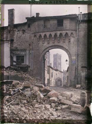 RECORD DATE NOT STATED Verdun , France , 1917 - North of France, Belgium - Paul Castelnau (photographic section of the armies) - (September 1-5) (French - ï»¿Verdun , France). Bell tower, ruins, front, bombing, fortified architecture, street , neighborhood, door, rubble, street plate, First World War, Habitat , Architecture, Verdun, Chatel Porte Copyright: xpiemagsx AKahnlpie020223-21097 !ACHTUNG AUFNAHMEDATUM GESCHÄTZT!