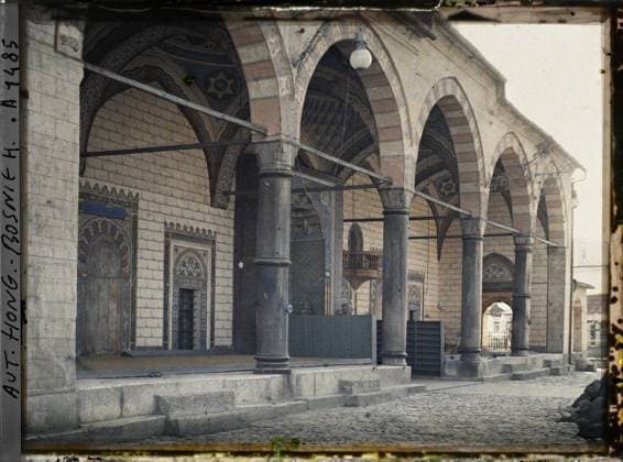 RECORD DATE NOT STATED Sarajevo, Bosnia and Herzegovina Entrance to the Great Mosque , 1912 - Balkans, Italy - Jean Brunhes and Auguste LÃ on - (October 13 - 27) (French - ï»¿Sarajevo , Bosnie-HerzÃ govine EntrÃ e de la grande mosquÃ e). Islam, portico, painted decor, column, decorative arts, vault, arc , arcade , arceau, religious architecture, Religion , Art , Habitat , Architecture, Bosnia, Sarajevo, entrance to the Great Mosque Copyright: xpiemagsx AKahnlpie020223-6325 !ACHTUNG AUFNAHMEDATUM GESCHÄTZT!